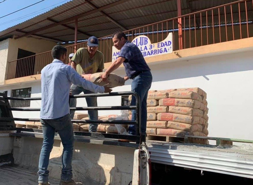 Entrega de cemento a familias